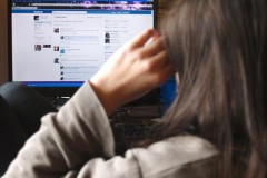 Con cái kiện bố mẹ vì up ảnh xấu hồi còn bé lên Facebook