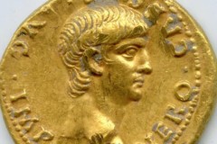 Đồng xu vàng quý hiếm khắc hình hoàng đế La Mã