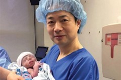 Em bé đầu tiên trên thế giới chào đời từ một cha hai mẹ