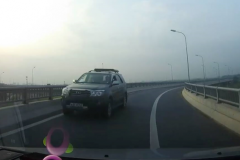 Fortuner đi ngược chiều suýt gây tai nạn trên đường dẫn cầu Thanh Trì