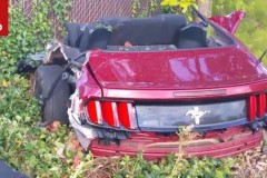 Gặp tai nạn, Ford Mustang gãy đôi, chủ xe vẫn bình an