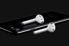 iPhone đầu tiên cũng đâu có jack cắm tai nghe chuẩn 3.5mm