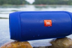 Loa di động JBL Charge 2 Plus hỗ trợ chống nước giảm giá