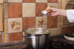 Muối có thực sự làm cho nước sôi nhanh hơn bình thường hay không?