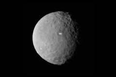 NASA phát hiện núi lửa băng bí ẩn trên hành tinh lùn Ceres