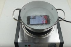 Ngâm nước, ngâm rượu chán rồi giờ chúng ta đun sôi iPhone 7