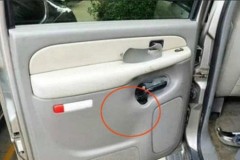 Người đàn ông chi 2.000 đô mua chiếc xe cũ, khi sửa xe anh phát hiện cả kho báu