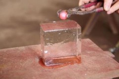 Nung quả cầu sắt đến 1600 độ rồi đặt lên khối băng, hình ảnh xuất hiện khiến mọi người thích thú