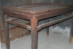 Ông lão ve chai bất ngờ nhặt được chiếc bàn cổ có giá bằng cả gia tài