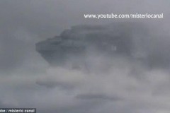 Peru: Nghi vấn cảnh phi thuyền ngoài hành tinh bay lẫn trong mây