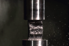 Sau dao kéo và bẻ cong, iPhone 7 tiếp tục bị tra tấn bằng máy nén thủy lực