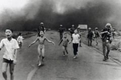 Sau nhiều chỉ trích, “Em bé Napalm” được Facebook khôi phục
