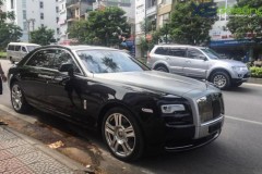 Siêu sang Rolls-Royce thủng bình xăng phải về bằng cứu hộ ở Hà Nội