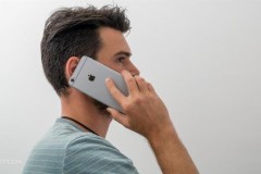 Tại sao iPhone bắt tín hiệu tốt hơn khi đàm thoại bên phải?