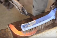 Video: Cách rèn một chiếc móng ngựa thành một con dao cực bén