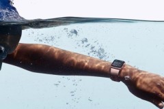 Video cho thấy khả năng chống nước của Apple Watch 2