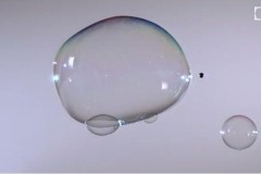 Video: Lý do bong bóng xà phòng không vỡ khi chọc bằng tay