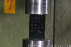 Video: Xem iPhone 7 bị “xử tử” bằng máy ép thủy lực