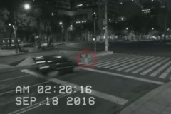 Video: Rùng rợn ôtô xuyên qua hồn ma trên phố?