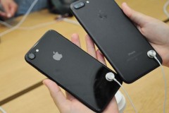 Apple không thèm gắn dây an toàn cho iPhone trưng bày, và đây là lý do
