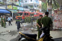 Cửa hàng tiện lợi cháy dữ dội, người nhà trên lầu liều mình xông ra