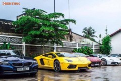 Dàn siêu xe chục tỷ đi ăn 'cơm bụi' ở Sài Gòn