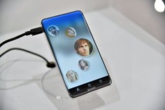 Sharp trưng bày nguyên mẫu điện thoại màn hình cong không viền