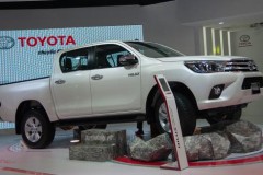Toyota Hilux nâng cấp động cơ, thêm 2 màu mới