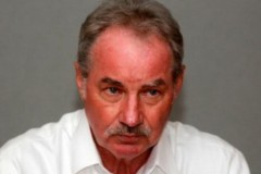 HLV Riedl bật khóc khi gặp lại ân nhân cứu mạng ở Jakarta