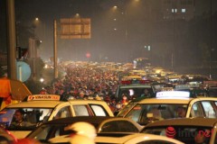 Mưa tầm tã, kẹt xe kinh hoàng cửa ngõ sân bay Tân Sơn Nhất