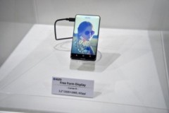 Sharp giới thiệu smartphone trang bị màn hình siêu mỏng