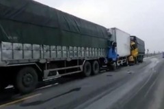 Tai nạn liên hoàn trên quốc lộ 1A, 3 chiếc xe tải dính chặt vào nhau