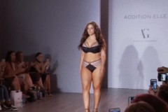 Tự ti làm gì, người ta nặng cả tạ mà vẫn mặc nội y catwalk 'nóng bỏng' thế này cơ mà!