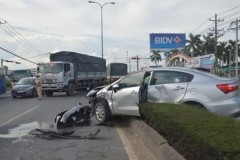 Ô tô vắt vẻo trên dải phân cách, cả gia đình thoát chết