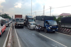 Va chạm liên hoàn 4 ô tô trên cầu, 2 người nhập viện