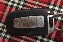 Nút nhỏ trên chìa khóa ôtô có ý nghĩa gì?