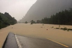 Gặp lũ lớn, đường sắt Bắc - Nam tê liệt tại Quảng Bình, 22 đoàn tàu phải dừng chờ