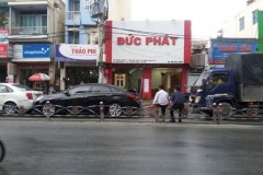 Tai nạn liên hoàn 3 ô tô, hàng nghìn phương tiện ùn ứ dưới mưa