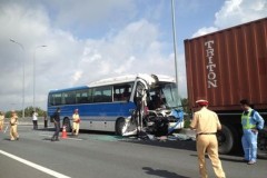 Ô tô khách tông đuôi container trên cao tốc, nhiều người thương vong