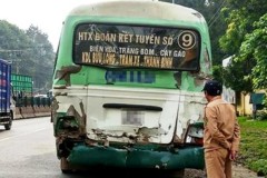 Xe container tông xe buýt đang dừng đèn đỏ