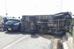 Tai nạn liên hoàn trên cầu Vĩnh Tuy, ùn tắc kéo dài