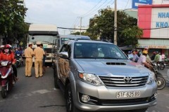 3 ô tô va chạm liên hoàn, giao thông khu vực kẹt cứng