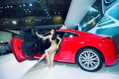 Thủy Tiên gợi cảm bên dàn xe sang Audi