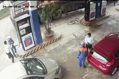 Giằng vòi bơm đánh nhân viên cây xăng vì nghi ngờ bơm xăng thiếu