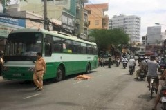 Người phụ nữ bán hàng rong tử vong sau khi va chạm với xe buýt