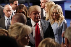 'Kẻ cắp, bà già' trong cuộc tranh luận bầu cử Mỹ lần 3