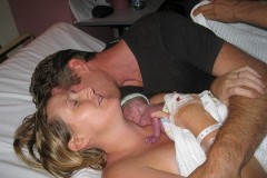 Không muốn con ra đi trong lạnh lẽo, bố mẹ ôm con vào lòng và điều kỳ diệu đã xảy ra