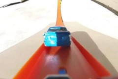 Mời xem những cảnh xe hơi bay mạo hiểm nhưng các bạn nên tự thử làm ở nhà