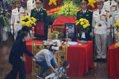 Người thân khóc ngất tiễn biệt 3 chiến sĩ hy sinh vụ máy bay rơi