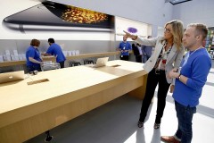 Nhân viên Apple chụp lén và trộm ảnh khách hàng nữ